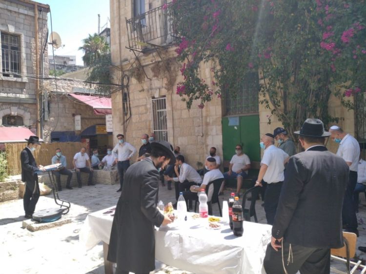 ישיבה בלב המדרחוב הירושלמי
